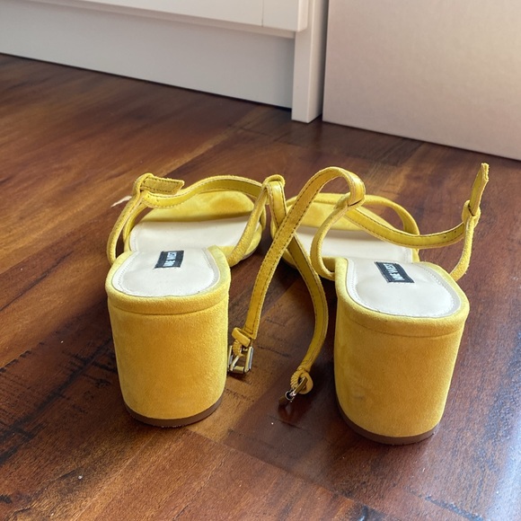 Nine West Pruce Texture Block Heel Women Sandals Yellow Suede Size 7.5 - Picture 4 of 4